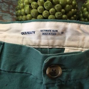 Men’s green, flat front, size 32 slim shorts, new